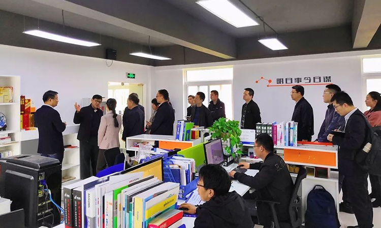 中國工程院李曉紅院長帶隊(duì)蒞臨中科天工調(diào)研指導(dǎo)04.jpg 中國工程院李曉紅院長帶隊(duì)蒞臨中科天工調(diào)研指導(dǎo)04.jpg